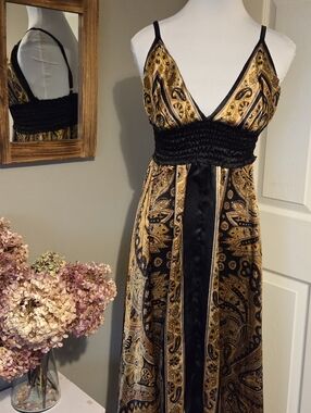 Women’s Paisley Hanky Hem Dress in Black and Gold. A Vacation Must Have!